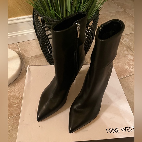 Beautiful soft Leather Nine West booties, heel is 2 1/2 inches. - Picture 4 of 7